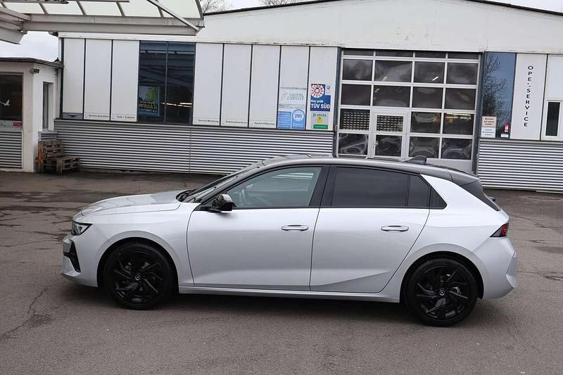 Gebraucht Opel Astra 131 PS (96 kW) 2024 Kristall silber/schwarz Limousine