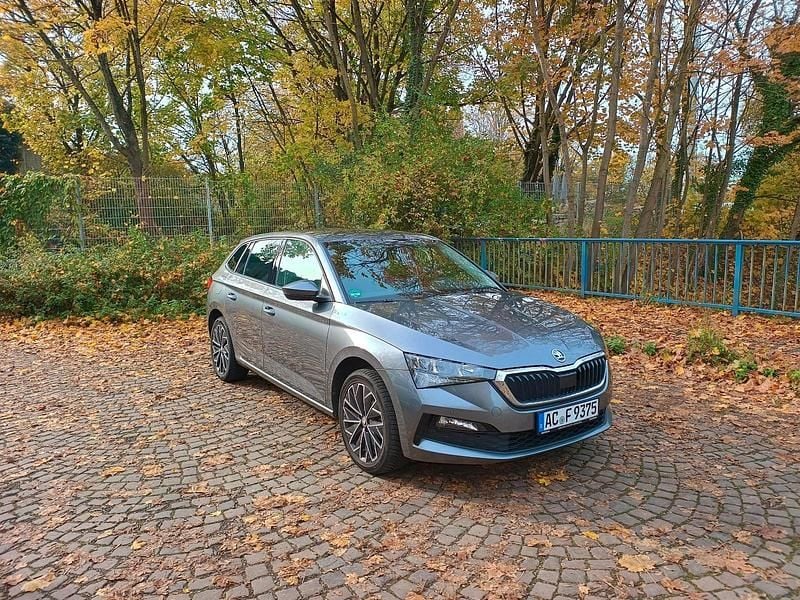 Grau Gebraucht 2023 Skoda Scala Kleinwagen | 23.900 € (Etwas zu teuer) - Bild 1/4