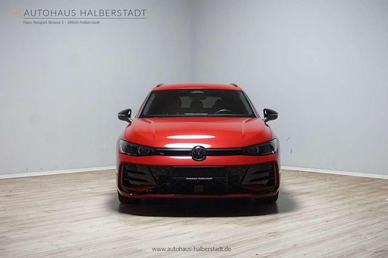 Gebraucht VW Passat R-line 193 PS (141 kW) 2024 Romance red metallic (metallic) Kombi