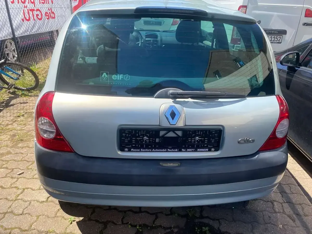 Gebraucht Renault Clio II 75 PS (55 kW) 2004 Silber Kleinwagen
