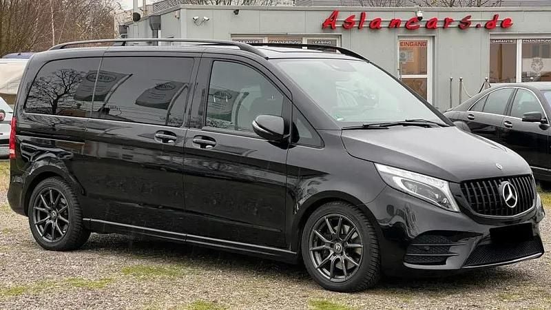 Obsidianschwarz metallic Gebraucht 2018 Mercedes V220 AMG Van / Kleinbus | 48.480 € - Bild 1/4