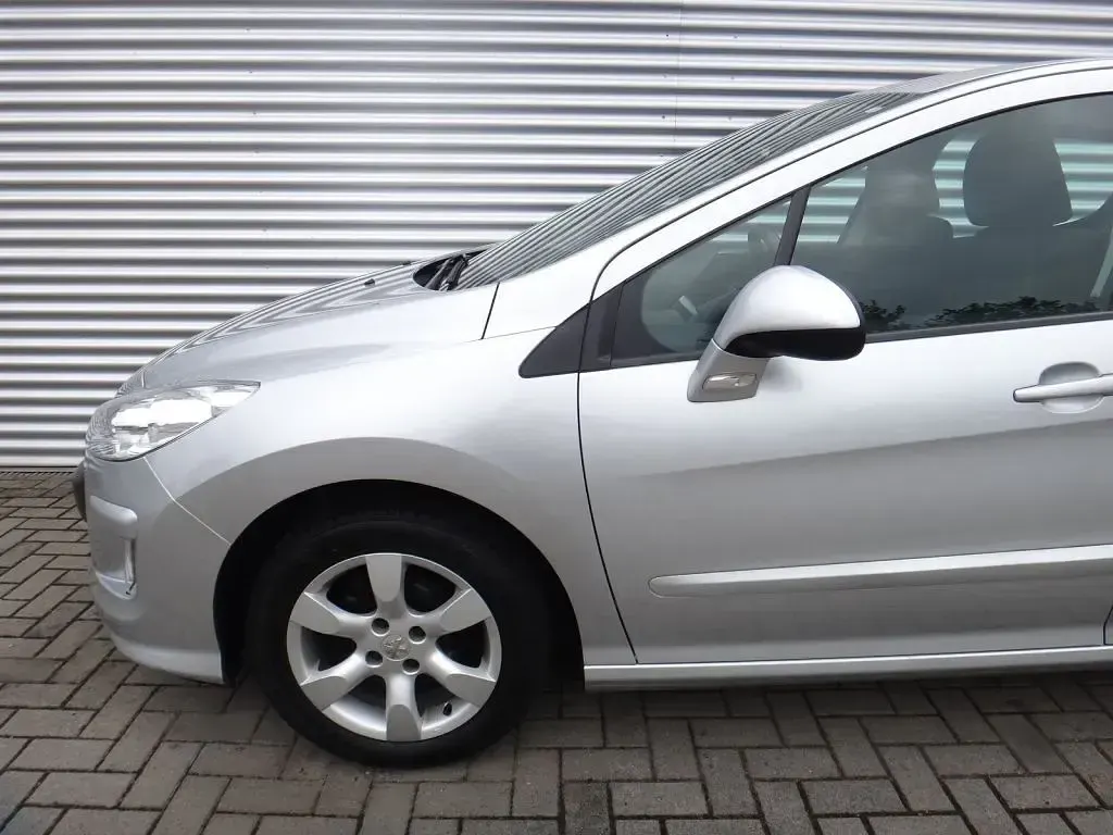 Gebraucht Peugeot 308 Platinum 120 PS (88 kW) 2011 Silber (metallic) Kleinwagen