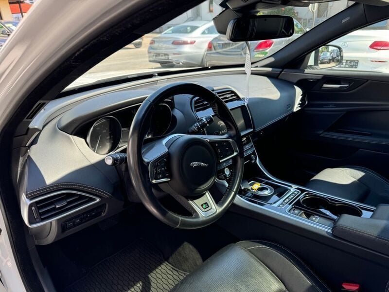 Gebraucht Jaguar XE R-Sport 179 PS (131 kW) 2017 Fuji white Limousine