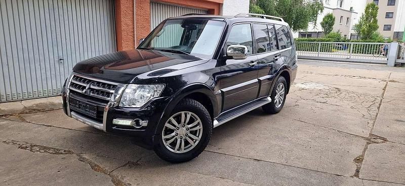 Schwarz Gebraucht 2018 Mitsubishi Pajero Edition SUV | 28.900 € (Guter Preis) - Bild 1/4