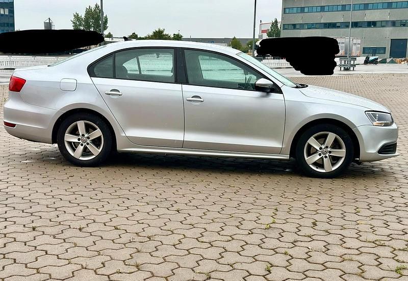 Gebraucht VW Jetta 150 PS (110 kW) 2011 Grau Limousine