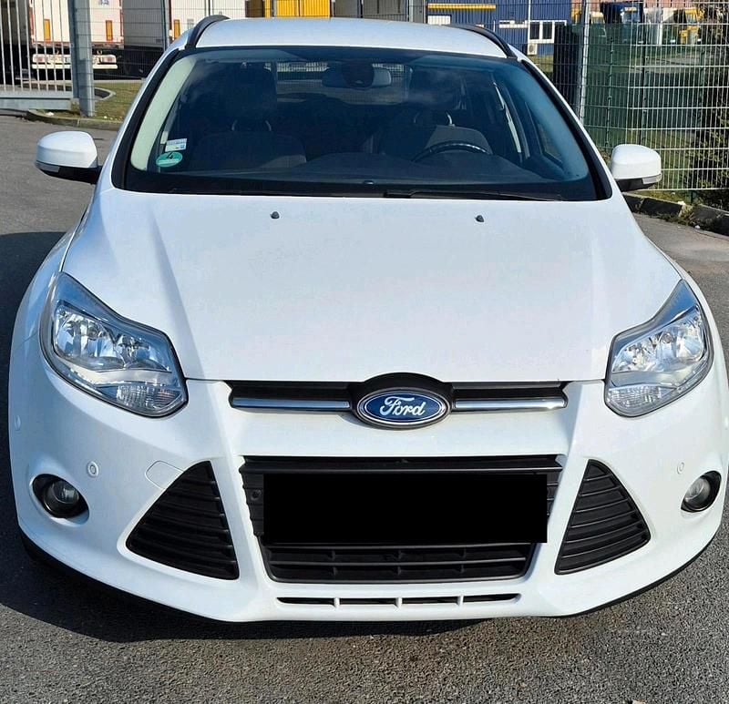 Gebraucht Ford Focus Trend 125 PS (91 kW) 2014 Weiß Kombi