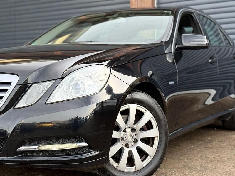 Second-hand Mercedes E200 136 CP (100 kW) 2011 Negru Berlinǎ