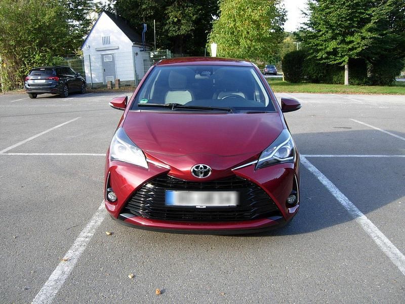 Gebraucht Toyota Yaris Comfort 69 PS (50 kW) 2017 Rot Kleinwagen