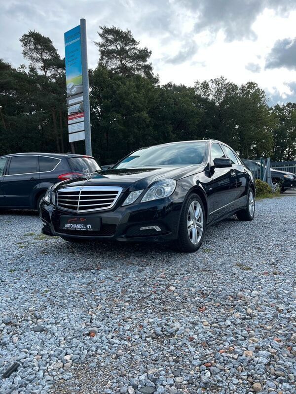 Schwarz Gebraucht 2010 Mercedes E200 Avantgarde Limousine | 13.380 € (Etwas zu teuer) - Bild 1/4