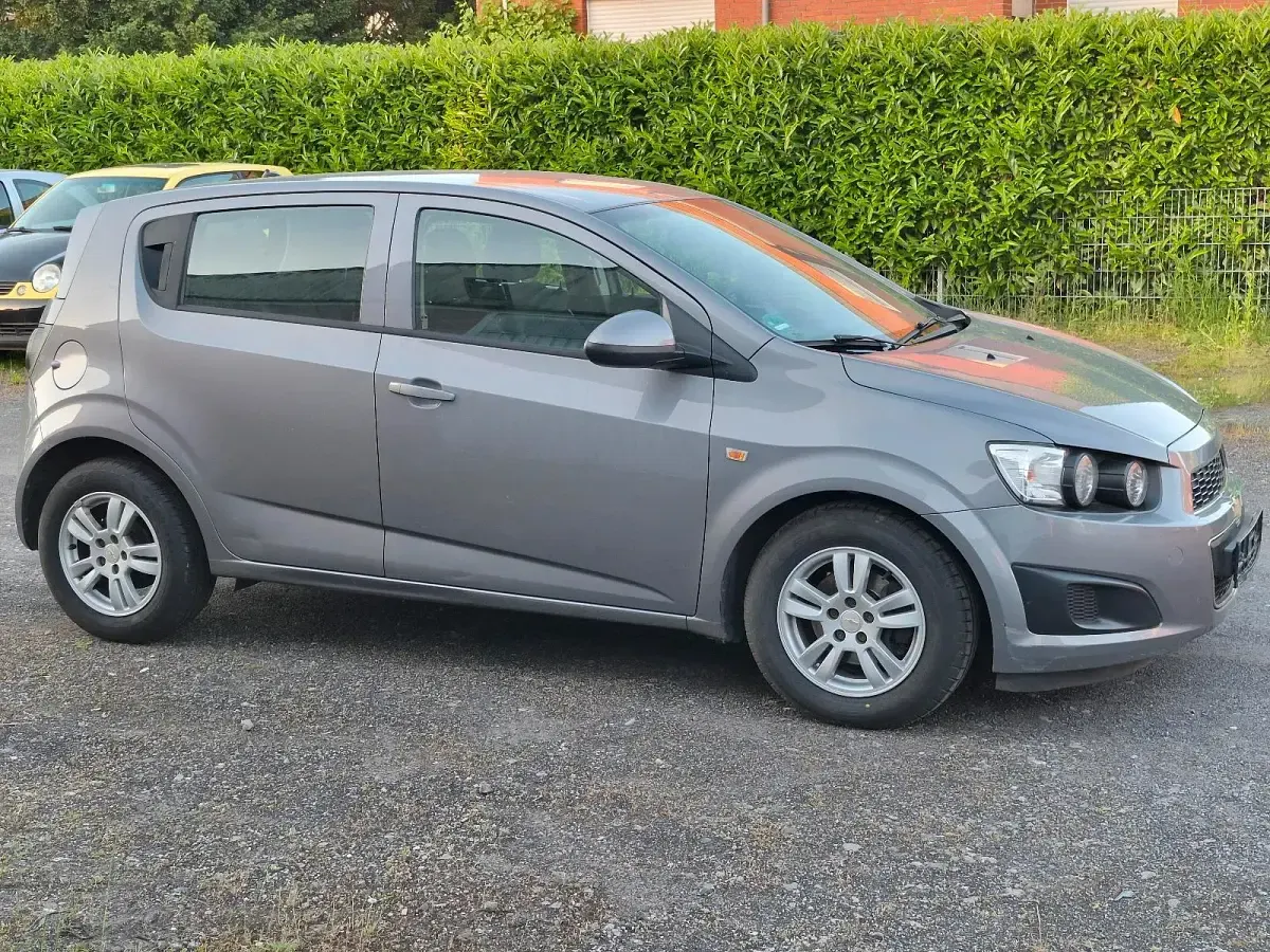 Gebraucht Chevrolet Aveo 75 PS (55 kW) 2013 Grau Kleinwagen