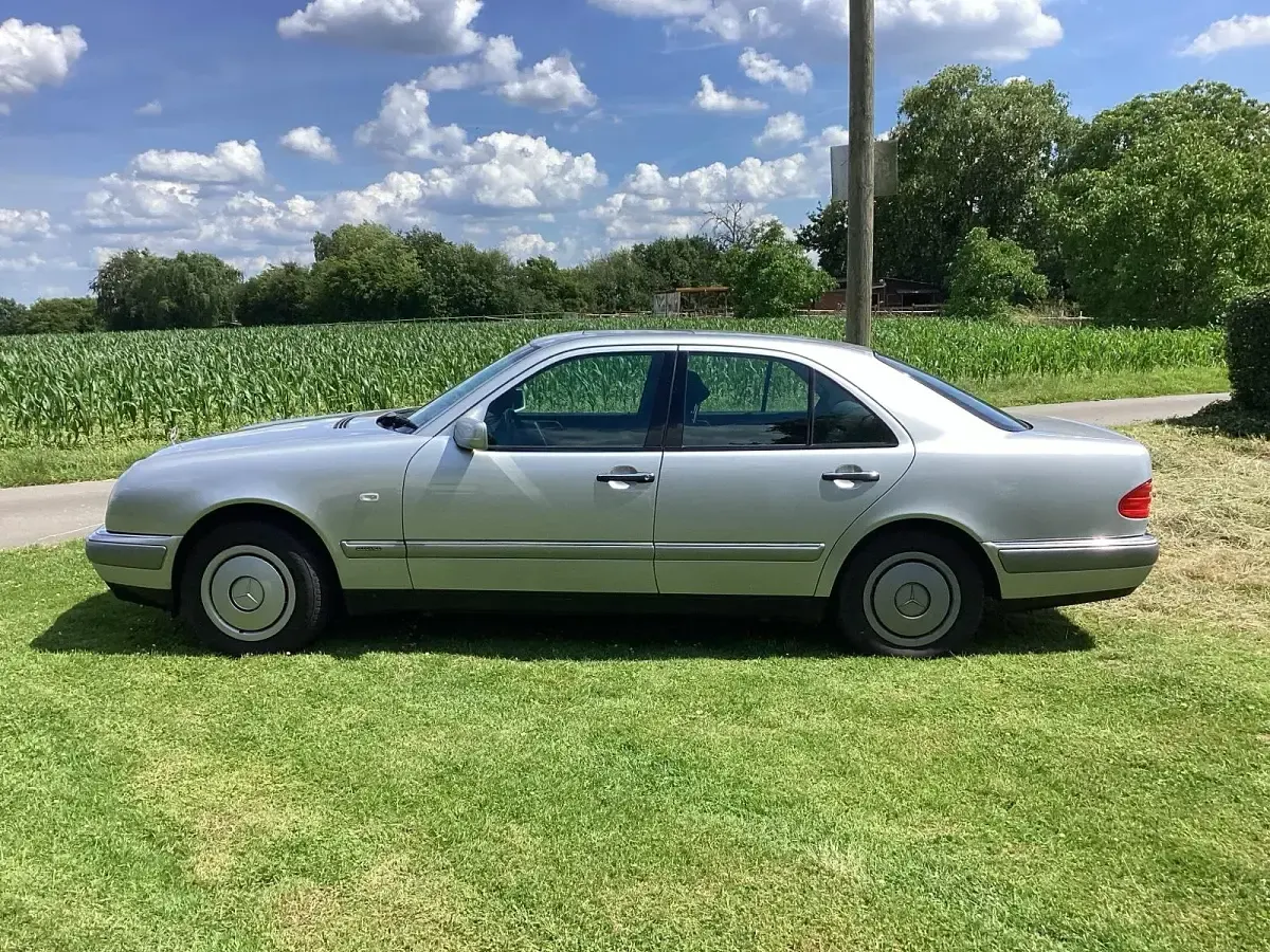 Gebraucht Mercedes E240 170 PS (125 kW) 1998 Silber Limousine