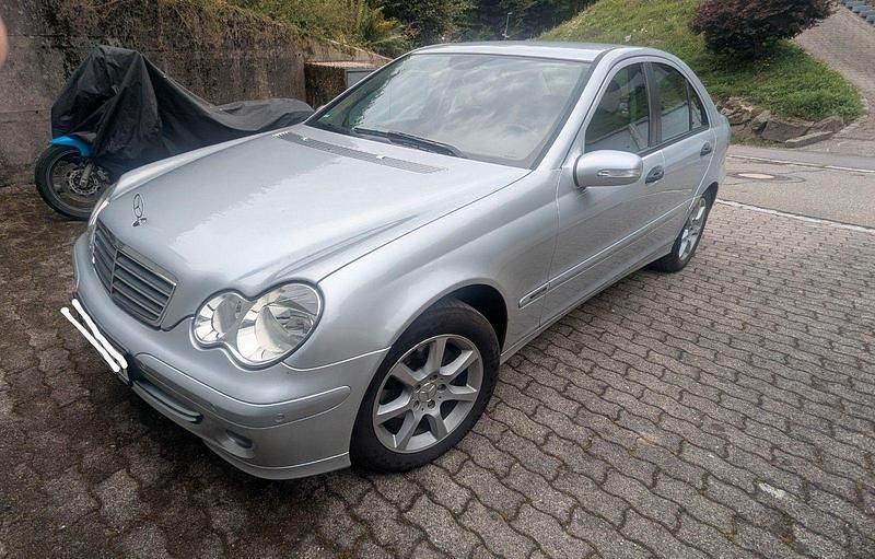 Silber Gebraucht 2005 Mercedes C200 Classic Limousine | 3.600 € (Fairer Preis) - Bild 1/4