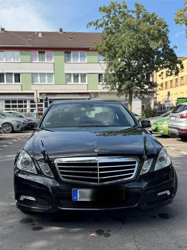 Schwarz Gebraucht 2010 Mercedes E200 Limousine | 9.300 € (Fairer Preis) - Bild 1/4
