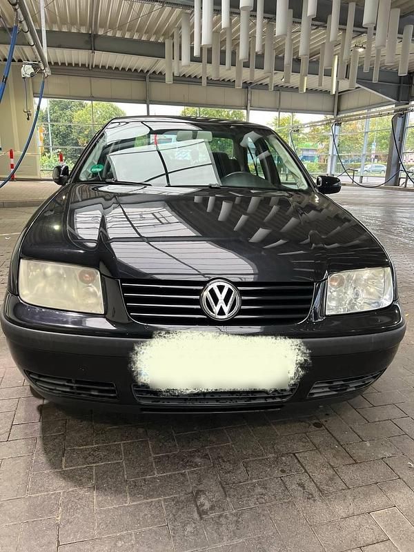 Schwarz Gebraucht 2004 VW Bora Limousine | 1.199 € (Etwas zu teuer) - Bild 1/4