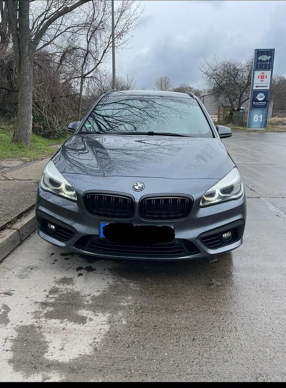 Grau Gebraucht 2016 BMW 220 Gran Tourer Van / Kleinbus | 9.999 € (Guter Preis) - Bild 1/4