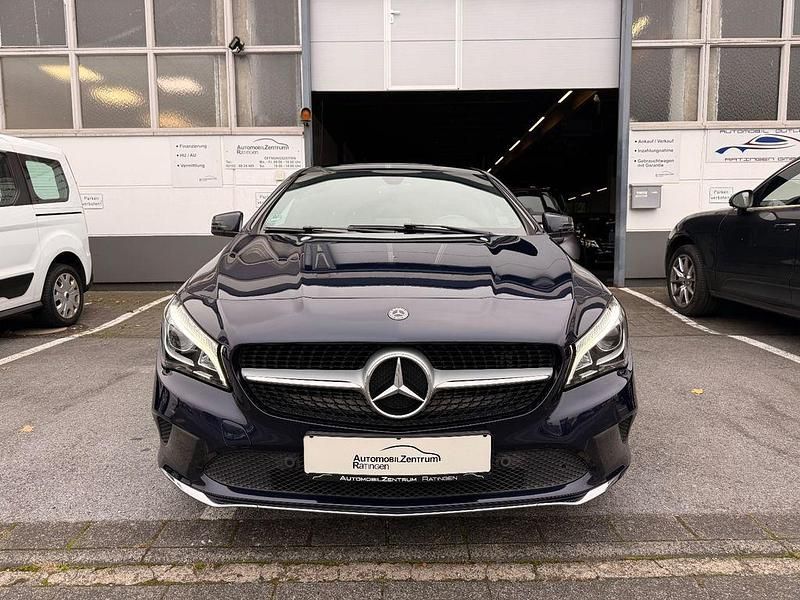Gebraucht Mercedes CLA220 177 PS (130 kW) 2017 Blau Limousine