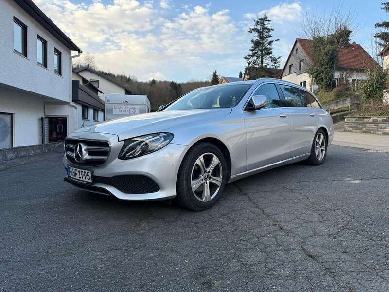 Grau Gebraucht 2018 Mercedes E220 Kombi | 16.500 € (Superpreis) - Bild 1/4