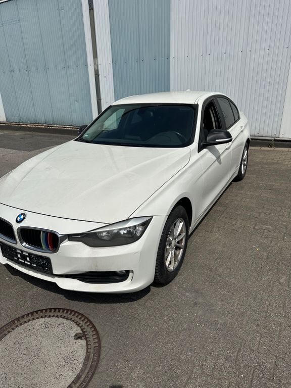 Weiß Gebraucht 2013 BMW 318 Sport Line Limousine | 6.400 € (Fairer Preis) - Bild 1/4