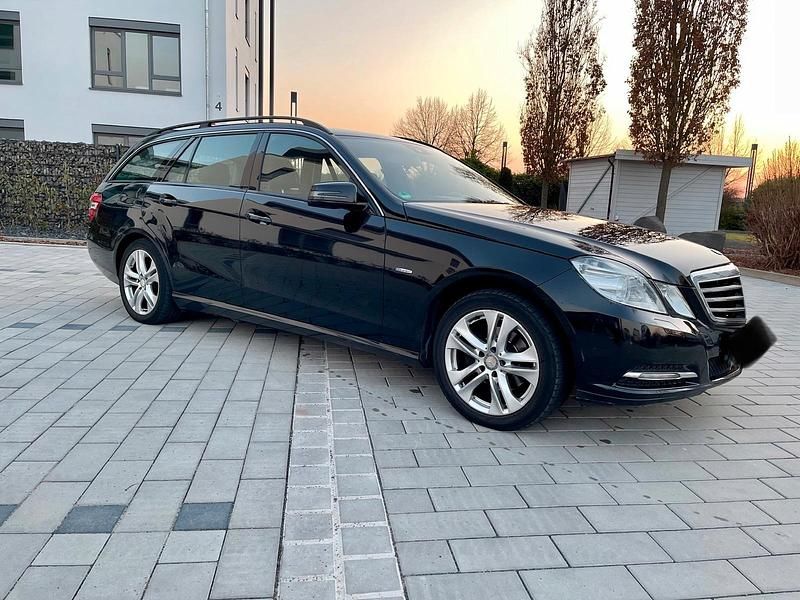 Gebraucht Mercedes E220 170 PS (125 kW) 2010 Schwarz Kombi