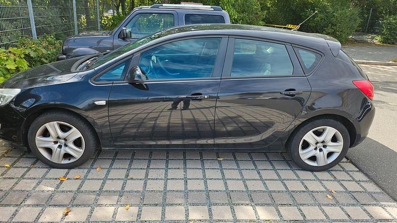 Schwarz Gebraucht 2011 Opel Astra Selection Limousine | 1.999 € (Superpreis) - Bild 1/4