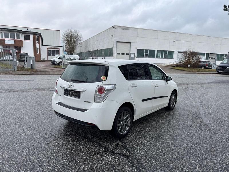 Gebraucht Toyota Verso Life 177 PS (130 kW) 2015 Weiß Van / Kleinbus