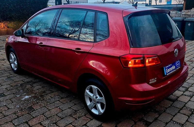 Gebraucht VW Golf VII LOUNGE 110 PS (80 kW) 2015 Rot Limousine