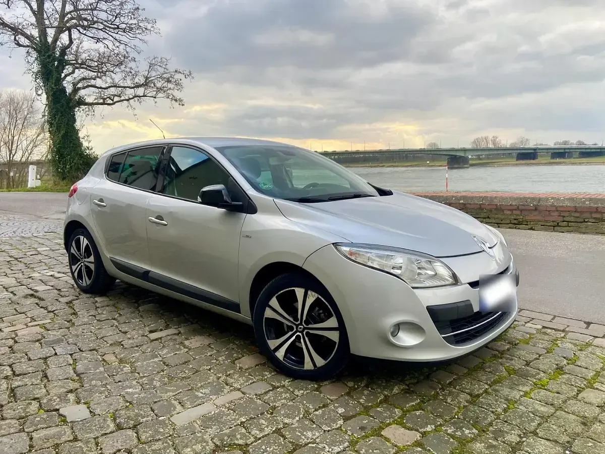 Gebraucht Renault Mégane III 110 PS (80 kW) 2011 Silber Limousine