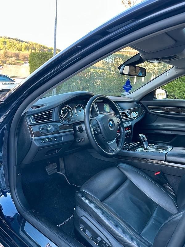 Second-hand BMW 740 313 CP (230 kW) 2013 Albastru Berlinǎ