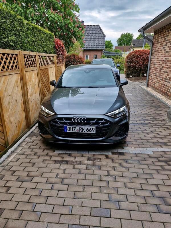 Grau Gebraucht 2024 Audi A3 Sportback S-Line Kombi | 33.300 € (Guter Preis) - Bild 1/4