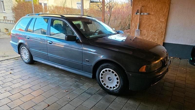 Grau Gebraucht 2001 BMW 525 Kombi | 2.990 € (Guter Preis) - Bild 1/4