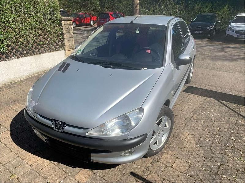 Grau Gebraucht 2003 Peugeot 206 Limousine | 1.800 € (Fairer Preis) - Bild 1/4