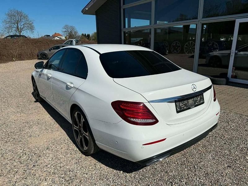 Gebraucht Mercedes E220 Night 194 PS (142 kW) 2016 Weiß Limousine