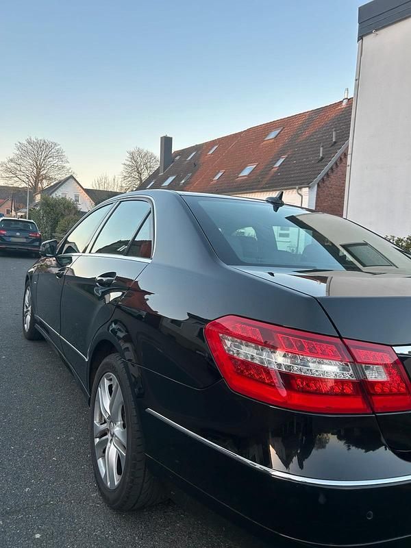 Gebraucht Mercedes E220 170 PS (125 kW) 2010 Schwarz Limousine
