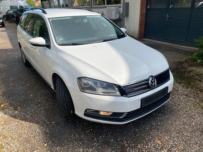 Weiß Gebraucht 2013 VW Passat Comfortline Limousine | 4.300 € (Superpreis) - Bild 1/4