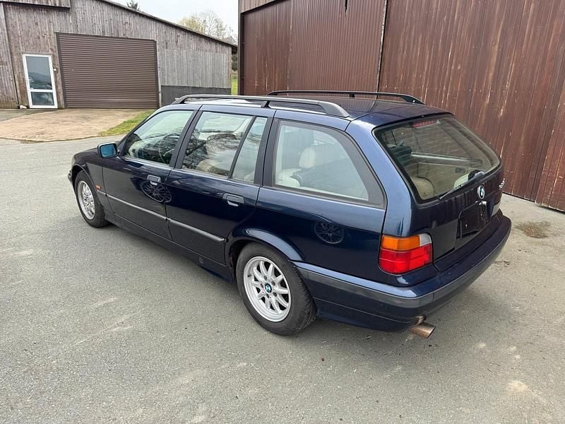 Gebraucht BMW 320 Basis 150 PS (110 kW) 1998 Blau Kombi