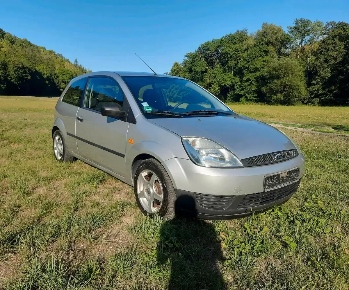 Gebraucht Ford Fiesta 60 PS (44 kW) 2004 Silber Kleinwagen