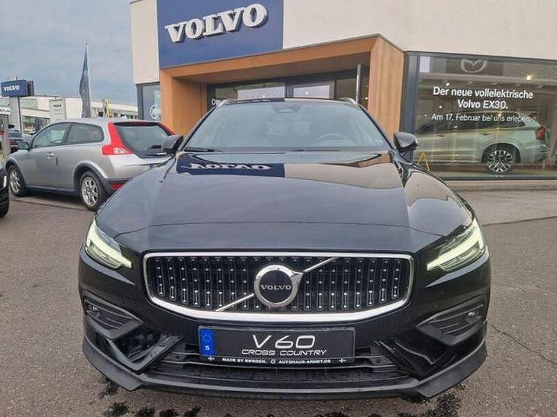 Gebraucht Volvo V60 CC Plus 197 PS (144 kW) 2023 Onyx black Kombi