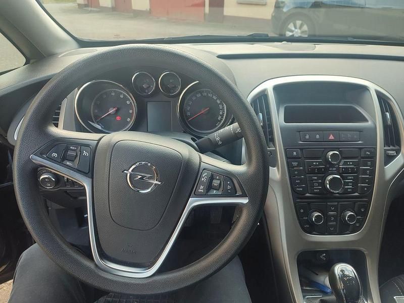 Gebraucht Opel Astra Edition 140 PS (102 kW) 2012 Schwarz Limousine