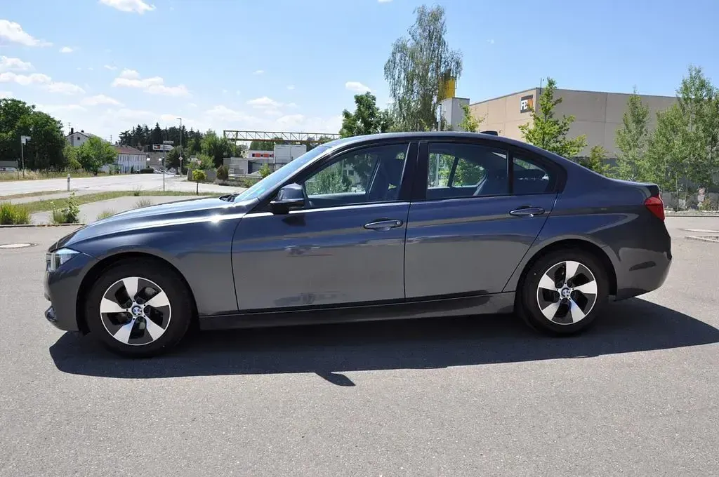 Gebraucht BMW 318 Advantage 150 PS (110 kW) 2016 Grau Limousine