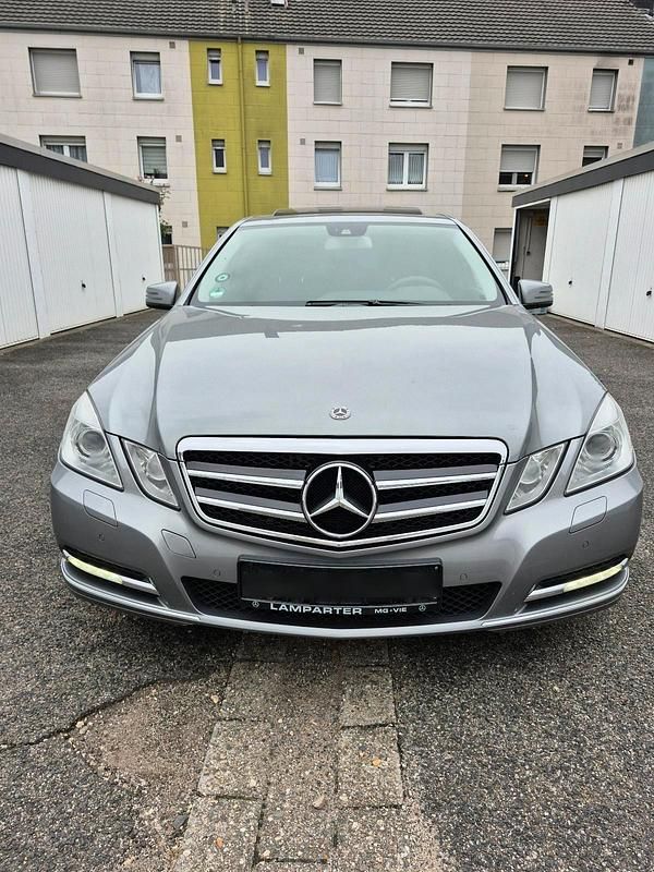 Grau Gebraucht 2010 Mercedes E220 Limousine | 10.500 € (Fairer Preis) - Bild 1/4