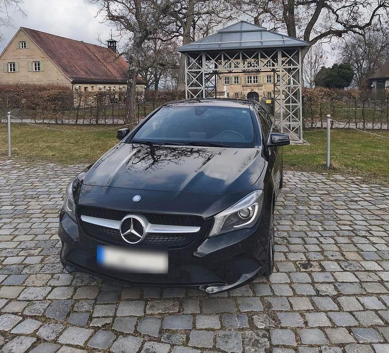 Gebraucht Mercedes CLA200 Urban 156 PS (114 kW) 2016 Schwarz Coupé