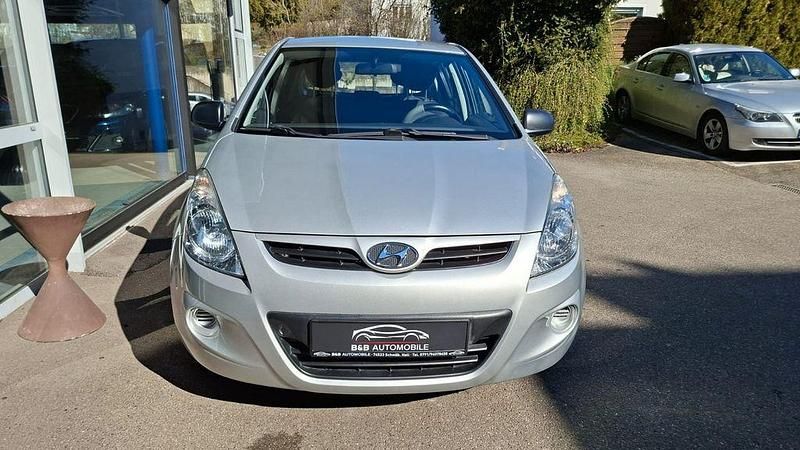 Gebraucht Hyundai i20 77 PS (56 kW) 2012 Silber Kleinwagen