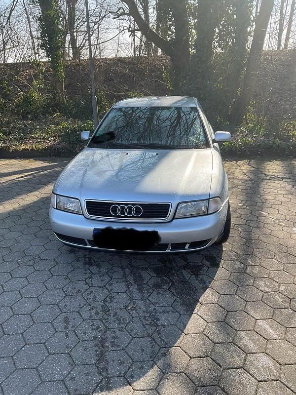 Grau Gebraucht 1995 Audi A4 Limousine | 2.200 € - Bild 1/4