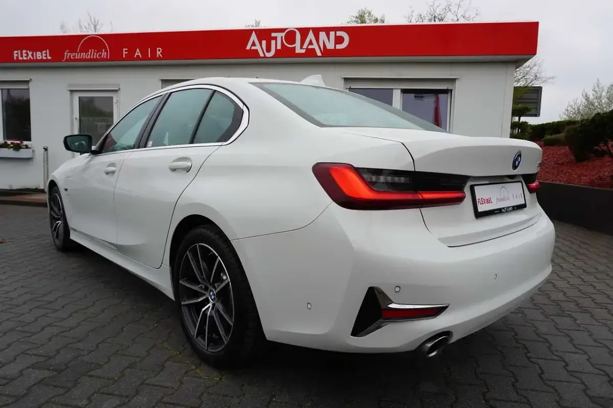 Używany BMW 330e Luxury Line 252 KM (185 kW) 2022 Biały Sedan/Limuzyna