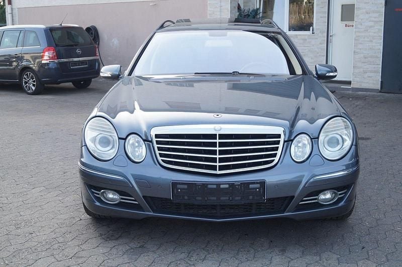 Grau Gebraucht 2008 Mercedes E320 Kombi | 5.890 € (Fairer Preis) - Bild 1/4
