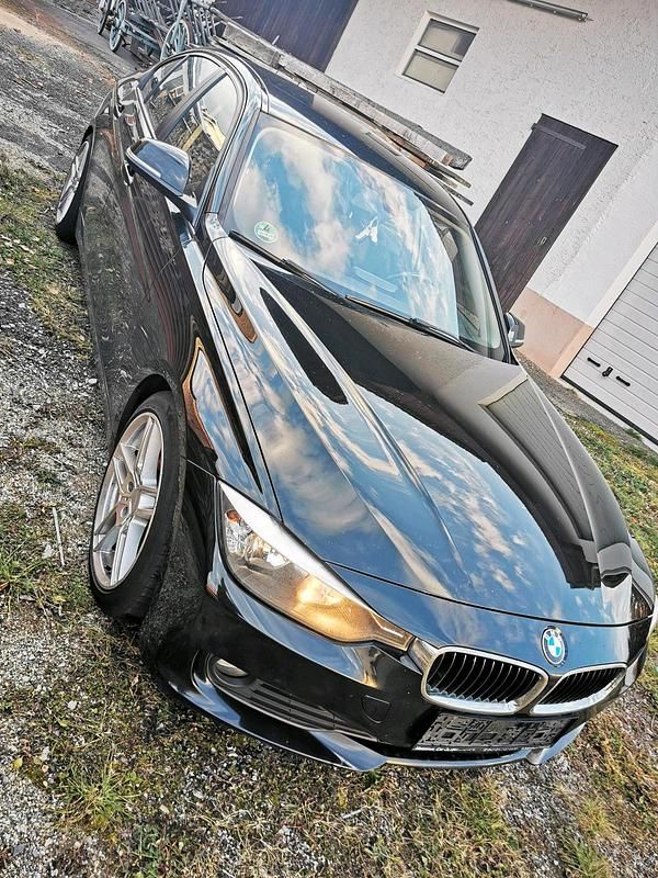 Schwarz Gebraucht 2014 BMW 318 Efficient Dynamics Limousine | 7.950 € (Superpreis) - Bild 1/4