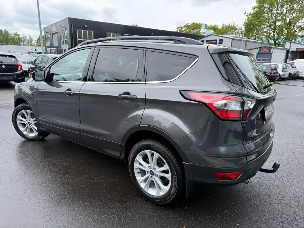 Gebraucht Ford Kuga Titanium 150 PS (110 kW) 2017 Grau SUV