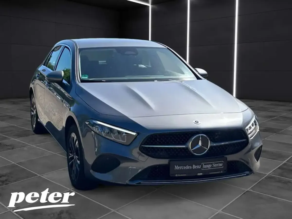 Gebraucht Mercedes A250 Advanced 218 PS (160 kW) 2025 Metalliclack mountaingrau Limousine