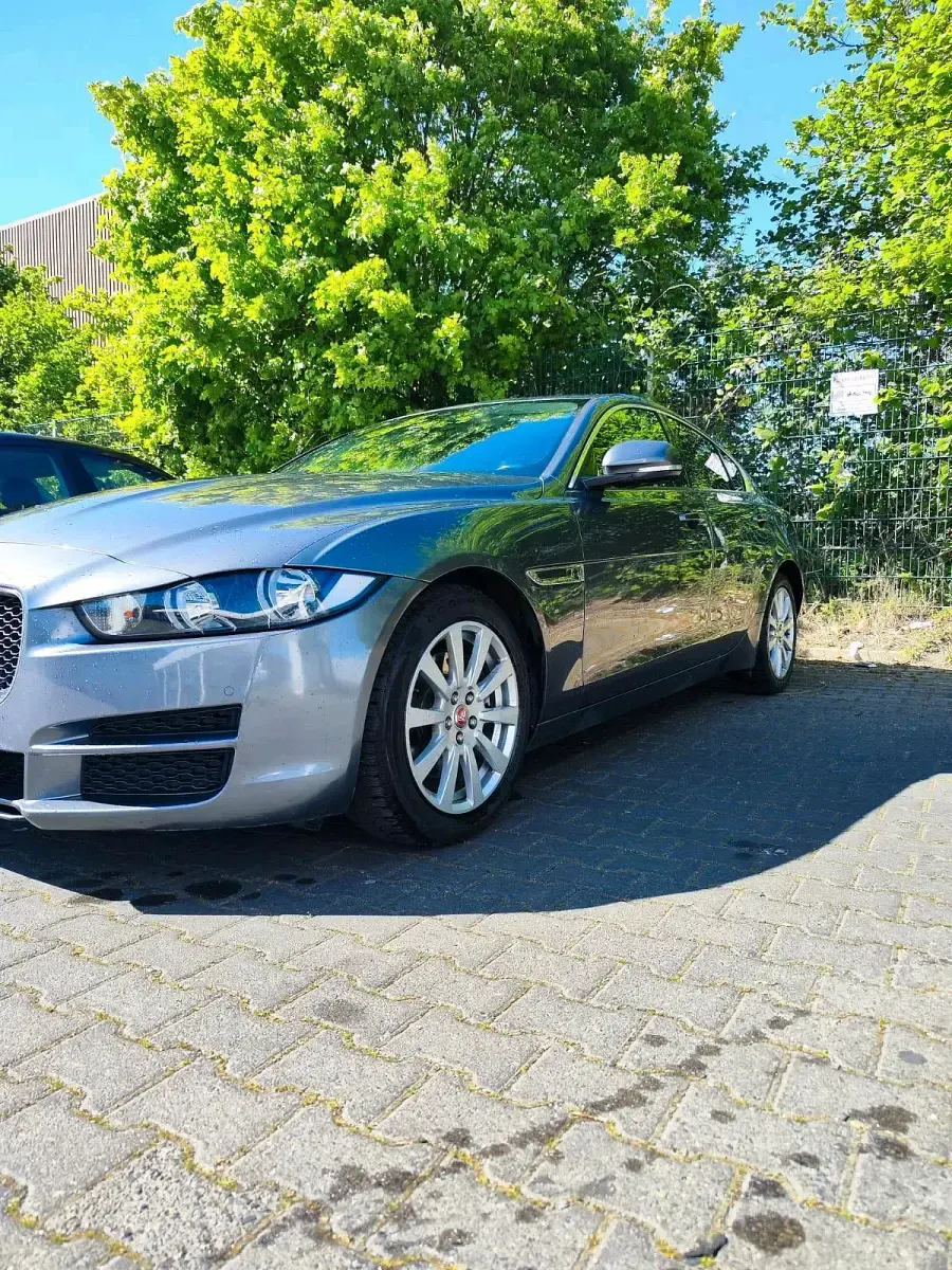 Gebraucht Jaguar XE 179 PS (131 kW) 2016 Grau Limousine