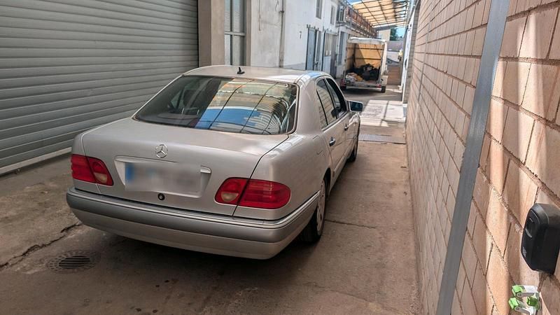 Second-hand Mercedes E320 220 CP (161 kW) 1996 Argintiu Berlinǎ